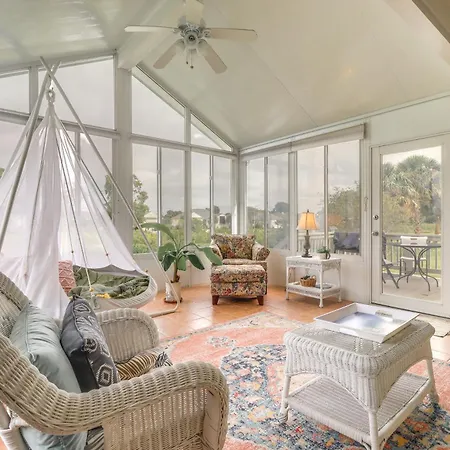 Wilmington Home With Sunroom And Private Deck!